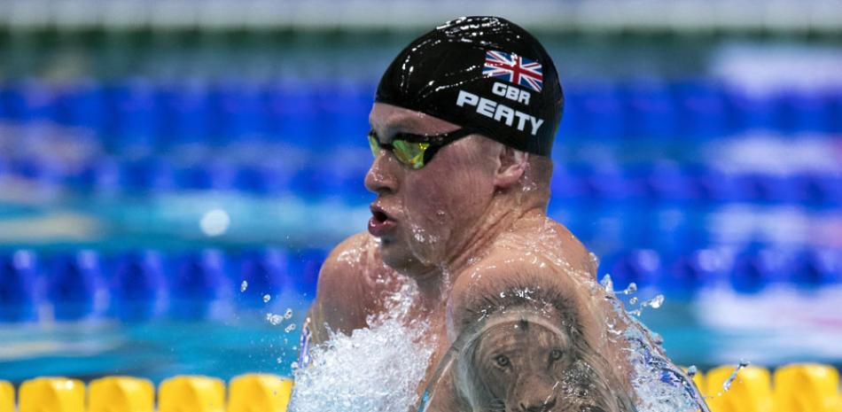 Adam Peaty compite para batir el récord del mundo en una serie clasificatoria de los 50 metros braza durante los Campeonatos del Mundo de natación en Budapest, Hungría, ayer.