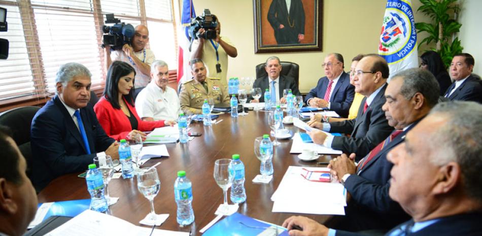 COSTO. El ministro de Interior y Policía, Carlos Amarante Baret (centro), durante la reunión en la que reveló que el Plan de Regularización de Extranjeros ha costado al Estado dominicano cerca de US$50 millones.