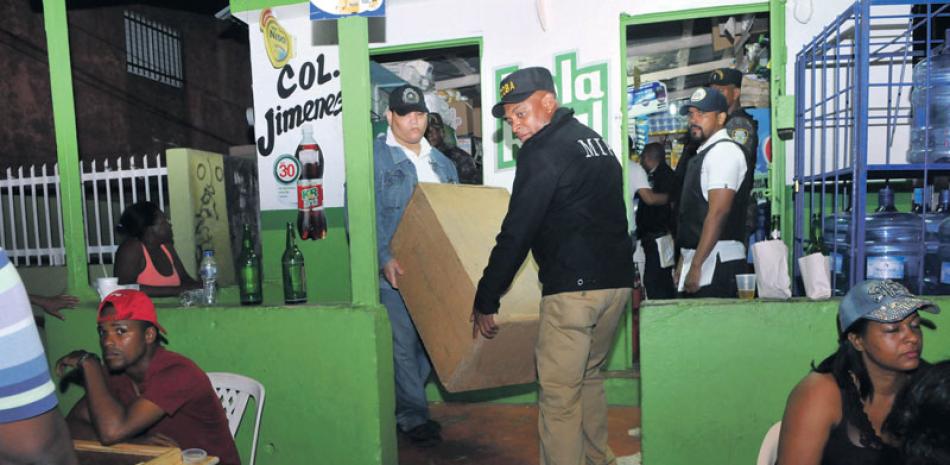 Operativo. Los agentes del Control de Bebidas Alcohólicas (COBA) confiscaron consolas y bocinas en varios colmados y drinks del Gran Santo Domingo.