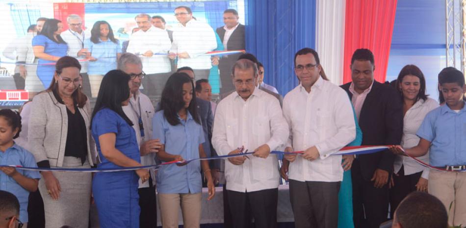 Ceremonia. El presidente Danilo Medina inauguró ayer dos centros educativos en Santiago.