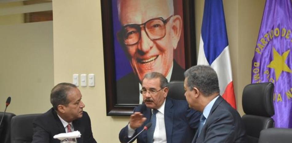Los presidentes del Senado, Reinaldo Pared Pérez; de la República, Danilo Medina, y del PLD, Leonel Fernández.