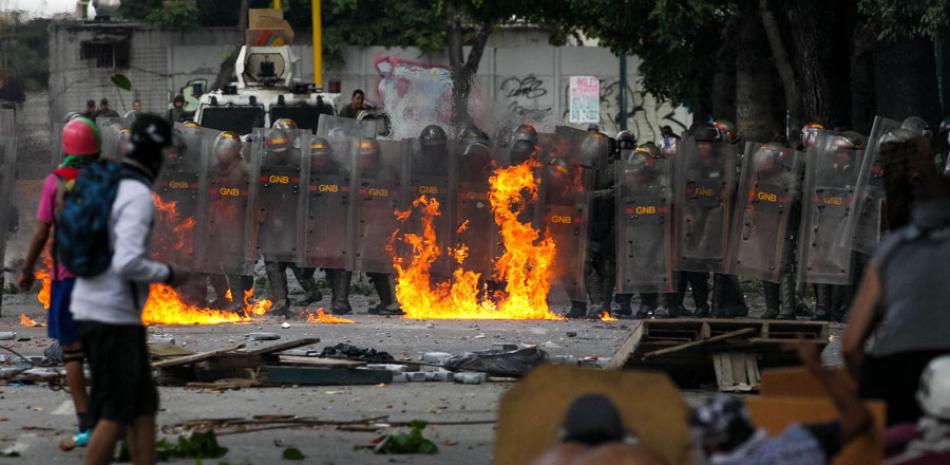 Choques. Los cuerpos de seguridad de Venezuela y manifestantes chocaron ayer en varias ciudades del país durante la huelga general de 48 horas.