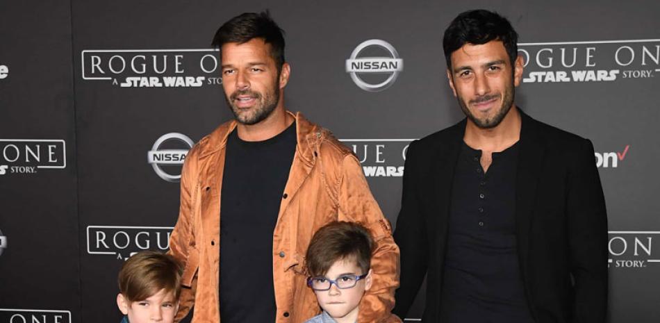 Ricky Martin junto a sus mellizos Matteo y Valentino y a la derecha su novio Jwan Yosef.
