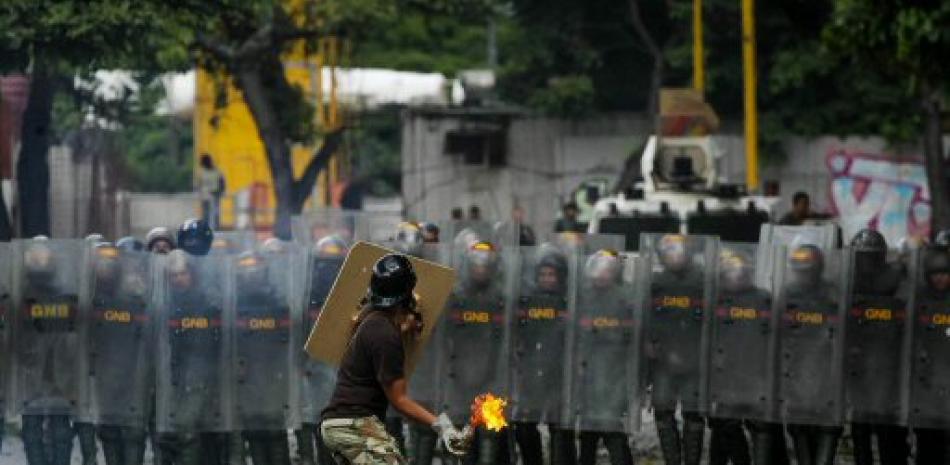 Manifestantes opositores se enfrentan con miembros de la Guardia Nacional Bolivariana.