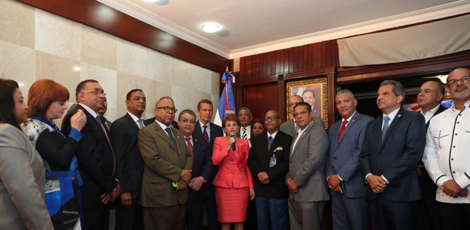 Encuentro. La presidenta de la Cámara de Diputados, Lucía Medina, encabezó ayer una ceremonia donde se presentaron los trabajos de remodelación de la galería de expresidentes de ese órgano.