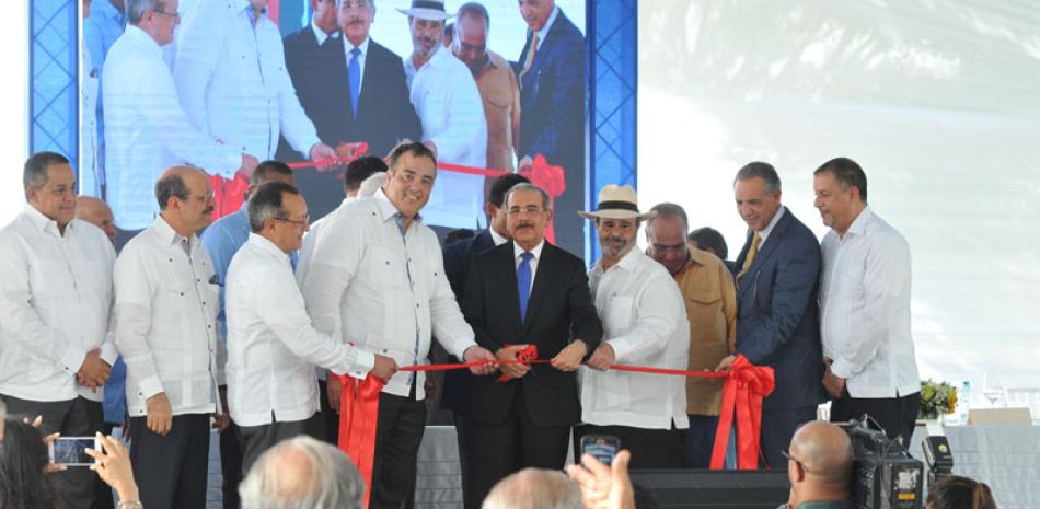 Respaldo. El presidente Danilo Medina junto a funcionarios y dirigentes agropecuarios durante el acto de inauguración de una planta procesadora de lácteos de ganaderos asociados de Monte Plata.