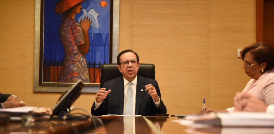 Entrevista. El gobernador del Banco Central, Héctor Valdez Albizu, mientras conversaba con la editora de Economía, Cándida Acosta.