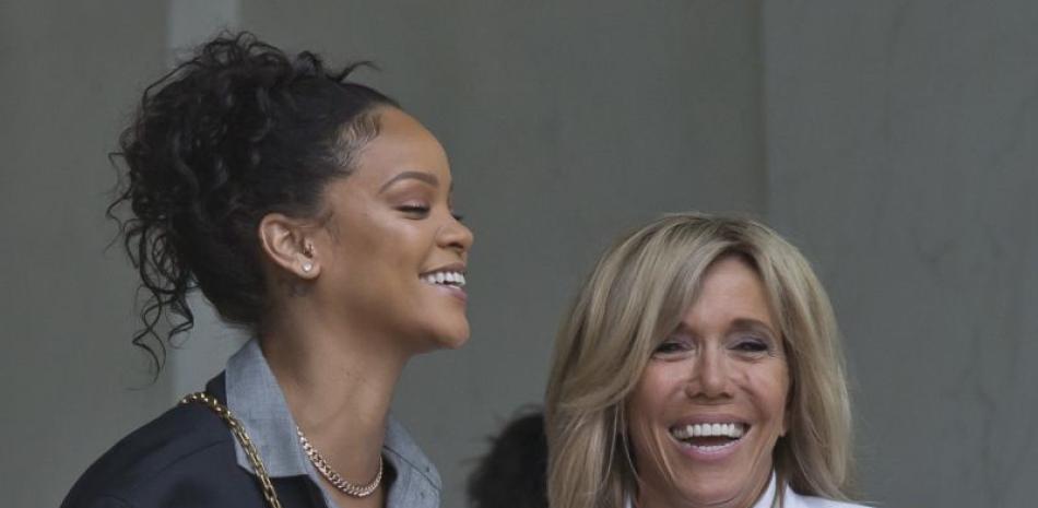 La primera dama de Francia Brigitte Macron, a la derecha, y la estrella pop Rihanna, salen del Palacio del Elíseo tras una reunión con el presidente Emmanuel Macron, en París, el miércoles 26 de julio del 2017. (AP Foto/Michel Euler)