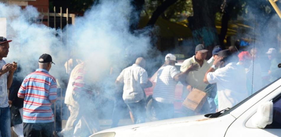 Protesta. Decenas de pensionados se concentraron ayer frente a la Hermandad de Pensionados de las Fuerzas Armadas y la Policía Nacional y fueron dispesados con bombas lacrimógenas.