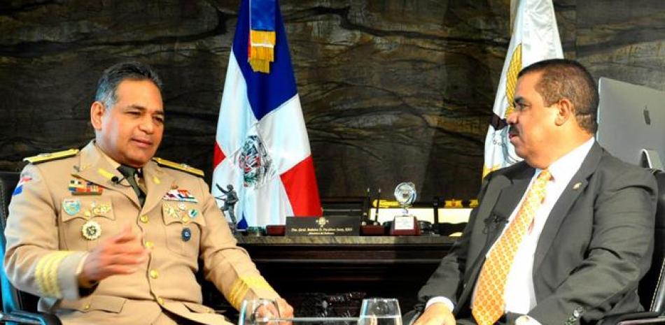 El ministro de Defensa, Rubén Paulino Sem, pidió en su entrevista con Adriano Sánchez Roa, confianza en las Fuerzas Armadas.