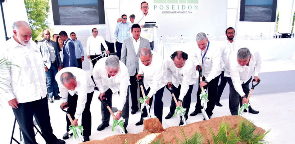 Inicio. El presidente Danilo Medina junto a ejecutivos de Poseidón Energía Renovable dan el primer picazo de la obra.