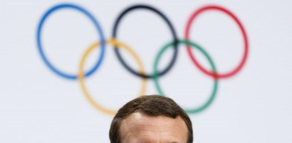 Fotografía de archivo con fecha del pasado 11 de julio del 2017 y publicada de nuevo ayer, 31 de julio del 2017, que muestra al presidente francés, Emmanuel Macron, durante una rueda de prenda en la sede del Comité Olímpico Internacional en Suiza para presentar de la candidatura de París a sede de los Juegos Olímpicos de 2024 en Lausanne (Suiza).