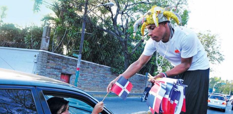 Acciones de febrero. Zancos reparten banderas por las principales vías durante el feriado de Independencia como parte de la campaña “La patria somos nosotros”.