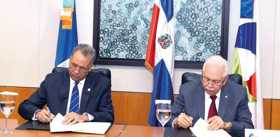 Convenio. Simón Lizardo y Luis Molina Achécar, firman el acuerdo entre ambas entidades.