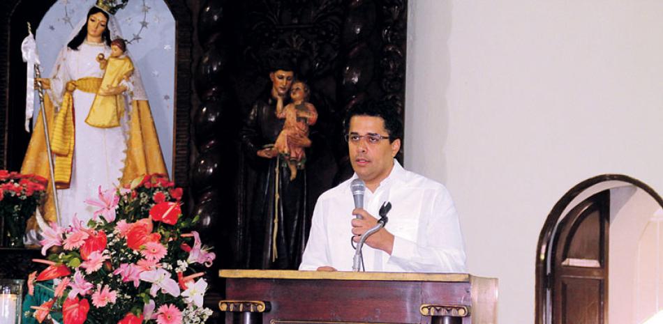 El alcalde David Collado encabezó una misa el pasado domingo por el Día de los Padres, en la iglesia San Carlos Borromeo, del sector de San Carlos.