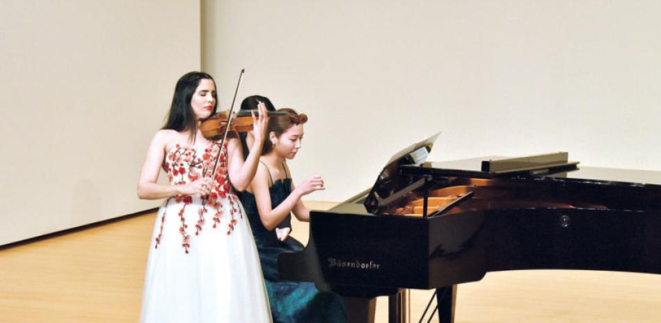 Violinista. La dominicana Aisha Syed durante uno de sus conciertos en Corea del Sur. Luego viajó a Japón y ahora está en China.