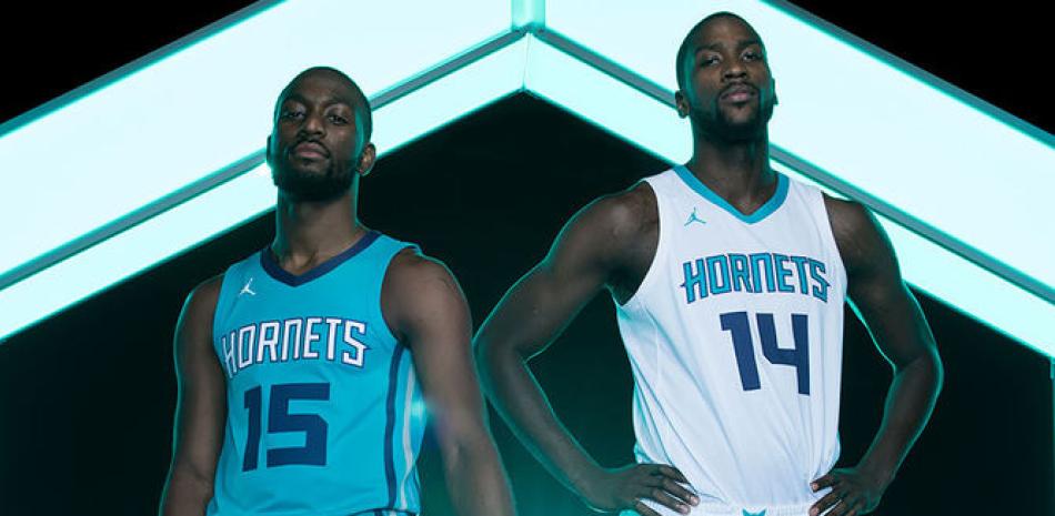 Nueva indumentaria de los Charlotte Hornets.  sneakernews.com