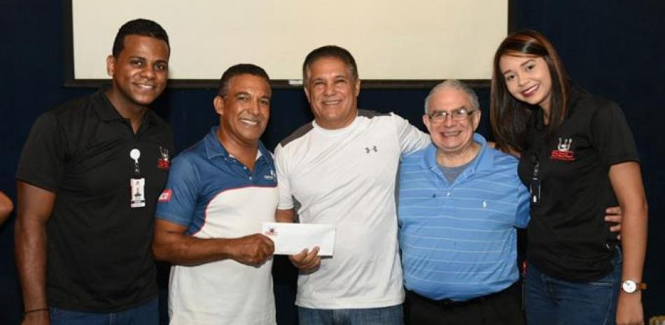 Los señores Avelino Cabral y Víctor Richards, reciben los premios de Junior Luna, Víctor Fernández y Rosmary Morel.