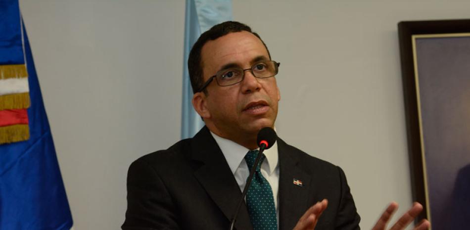 Acuerdo. Andrés Navarro, ministro de Educación.