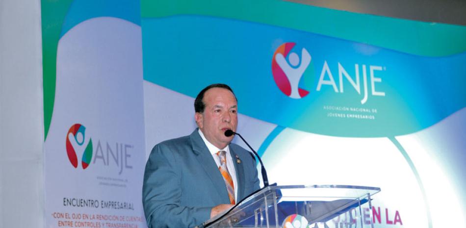 Actividad. El presidente de la CCRD, Hugo Álvarez Pérez, habló durante un encuentro empresarial organizado por la ANJE.