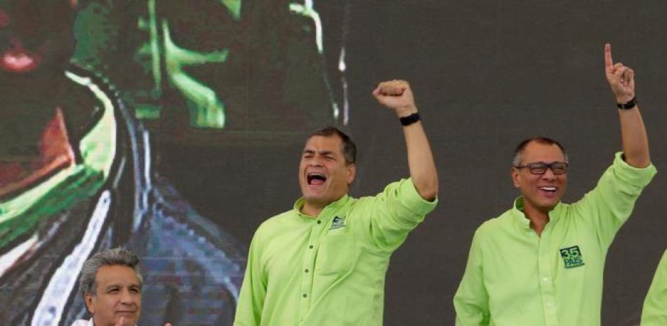 Aliados. En esta foto del primero de octubre de 2016, desde la izquierda, el entonces candidato Lenín Moreno, el presidente Rafael Correa y el vicepresidente Jorge Glas, cantan durante la convención de Alianza País.