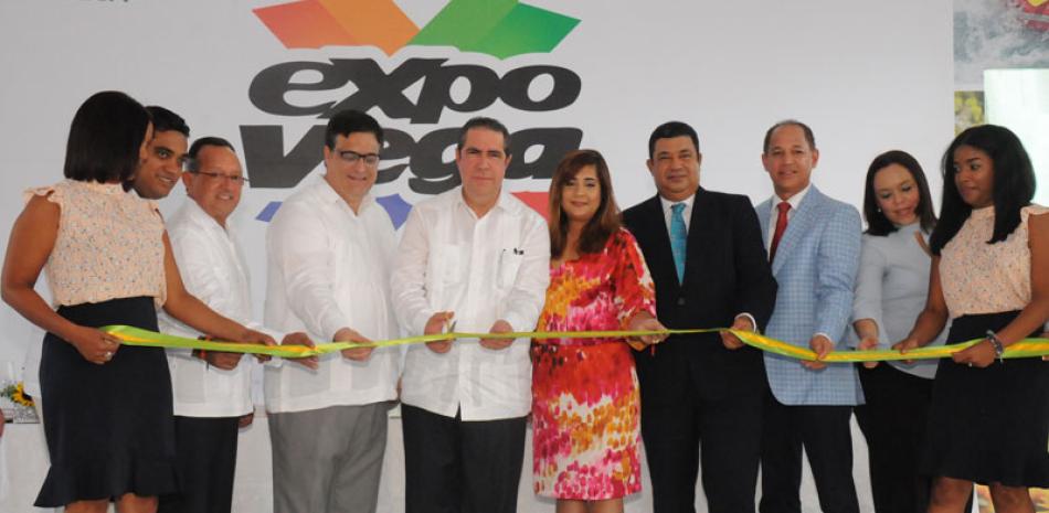 Reconocimiento. El ministro de Turismo, Francisco Javier García, recibe reconocimiento en la Expo Feria 2017.
