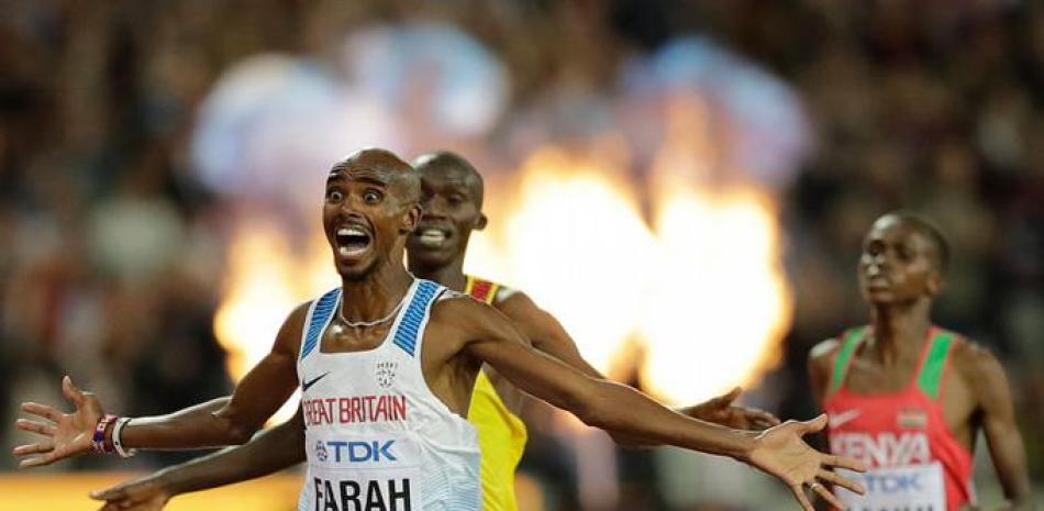 Mo Farah reacciona tras cruzar la meta para ganar la competencia de los 10 mil metros planos en el Campeonato Mundial de atletismo.