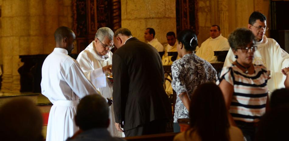 Ceremonia. Momento del oficio de la eucaristía en la Catedral, a cargo de monseñor Francisco Ozoria.
