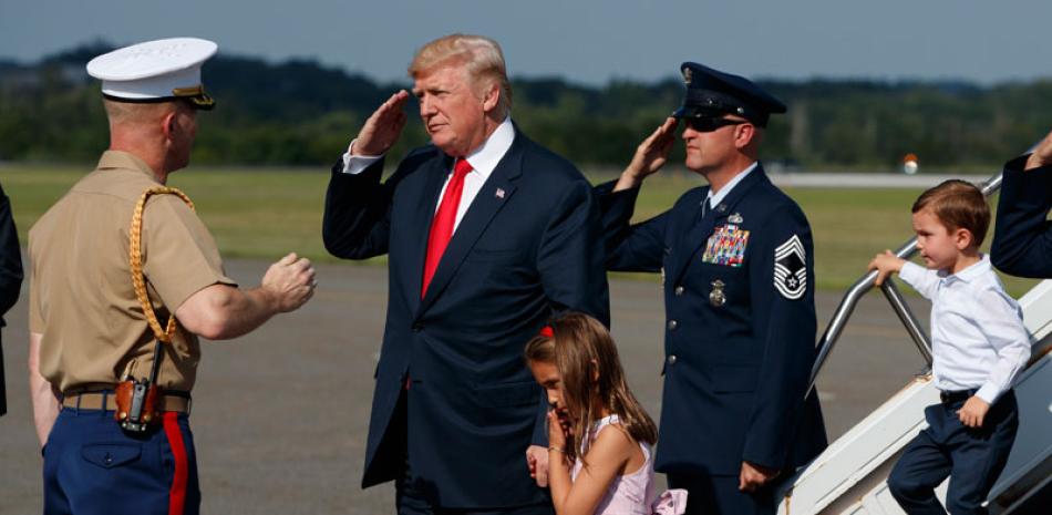 Avión. El presidente Trump desciende del Air Force One con sus nietos, Arabella Kushner, al centro, y Joseph Kushner, a la derecha.