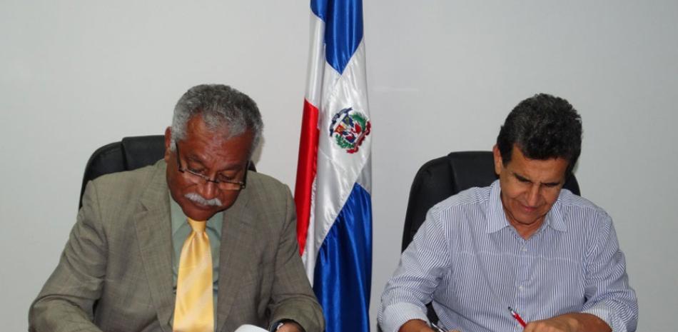 Firma. Ernesto Reyna Alcántara, vicepresidente ejecutivo del Cnccmdl, y Jesús Moreno, presidente del CAD.