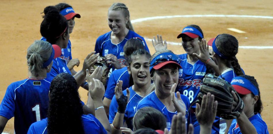 Jugadoras de Puerto Rico festejan el triunfo ante el equipo de República Dominicana.