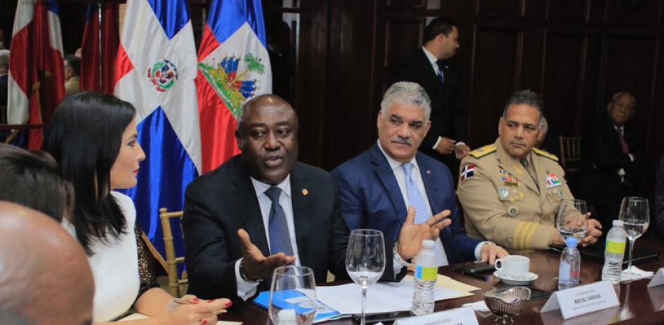 Encuentro. El canciller Miguel Vargas junto a delegación de Haití.