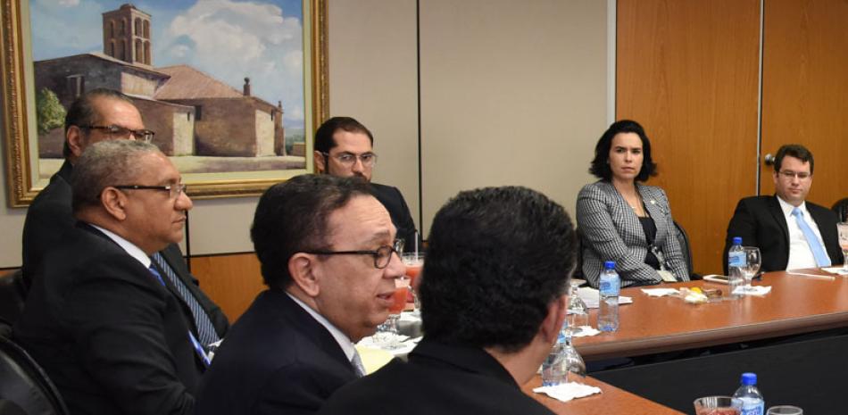Tesoreros reunidos con el gobernador del Banco Central, Héctor Valdez Albizu.