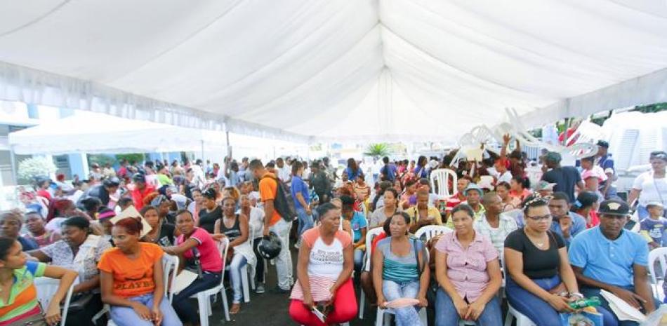 Decenas de personas asistieron al acto donde se dejó iniciado el operativo para registrar a residentes del municipio Santo Domingo Oestre.