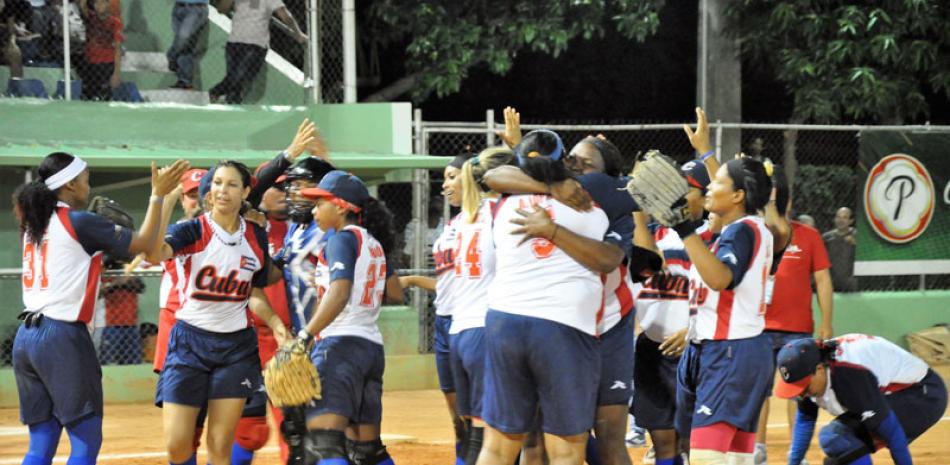El conjunto de Cuba celebra su victoria ante las anfitrionas dominicanas, quienes quedaron fuera del evento. (Foto: Fuente Externa)