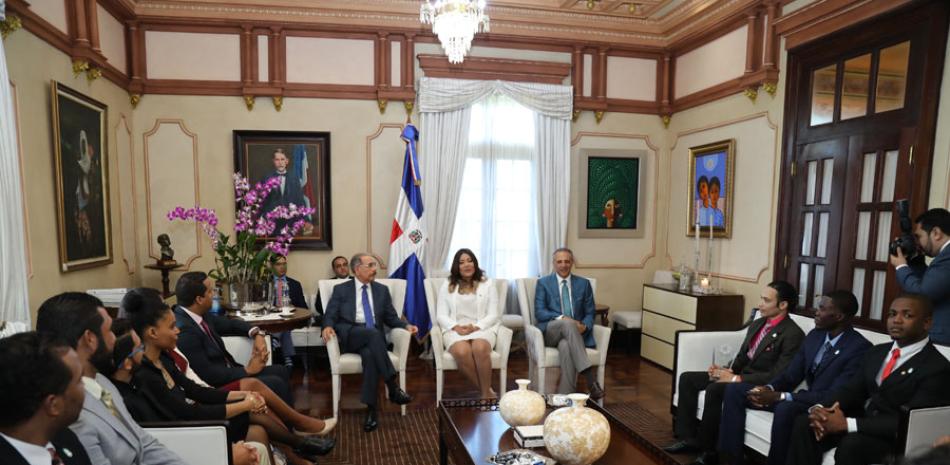 Encuentro. El presidente Danilo Medina recibió a los ganadores del Premio Nacional de la Juventud, con motivo de celebrarse hoy el Día Internacional de la Juventud. Los motivó a seguir adelante.