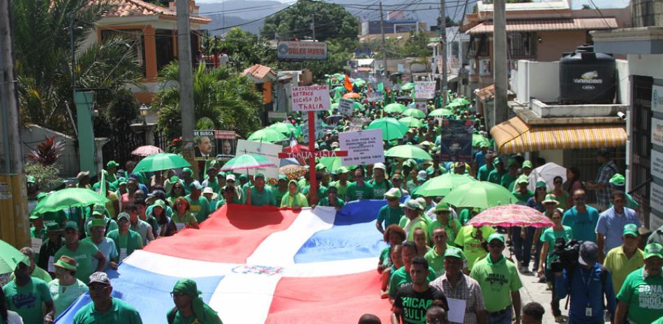 Respaldo. Miles de personas se integraron ayer a la Marcha Verde provincial en la provincia Monseñor Nouel.