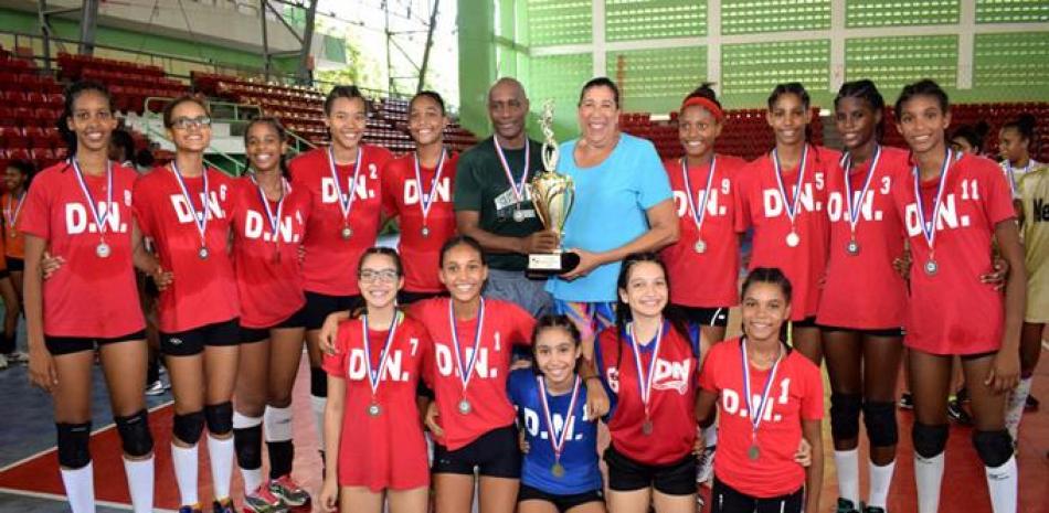 La inmortal Heyda Joaquín premia al entrenador Héctor Romero y las campeonas del Distrito Nacional