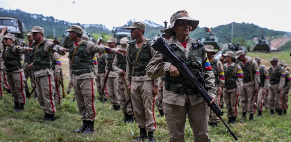 Militares venezolanos participan en un acto oficial presidido por el ministro de Defensa, Vladimir Padrino, hoy, lunes 14 de agosto de 2017, en Caracas (Venezuela).