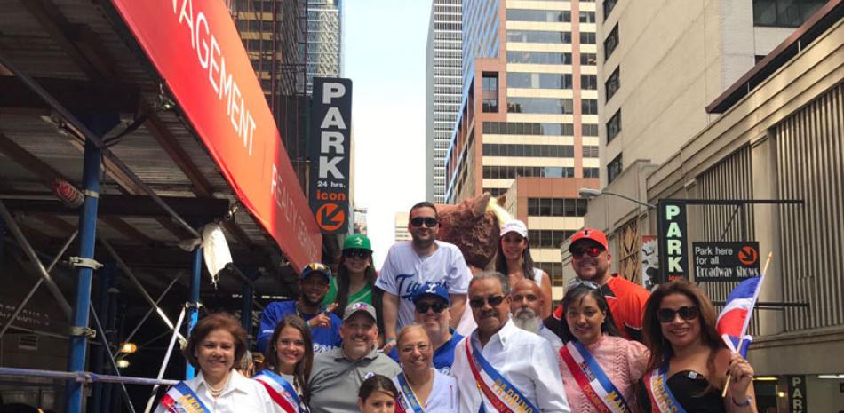 Promoción. Don Juan Marichal y Pavel Aguiló encabezan la delegación dominicana que hizo un recorrido promocional por la ciudad de Nueva York que culminó en la “Parada Dominicana” en Manhattan.