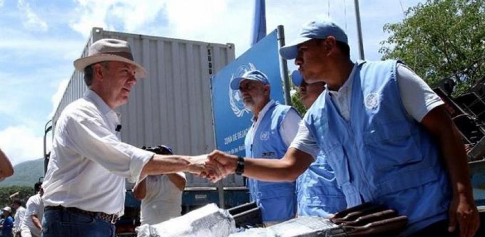 Fotografía cedida por la Presidencia de Colombia del mandatario Juan Manuel Santos (i), estrechando la mano de integrantes de la Misión de las Naciones Unidas en Colombia hoy, martes 15 de Agosto de 2017, en Pondores (Colombia). EFE/Presidencia de Colombia.