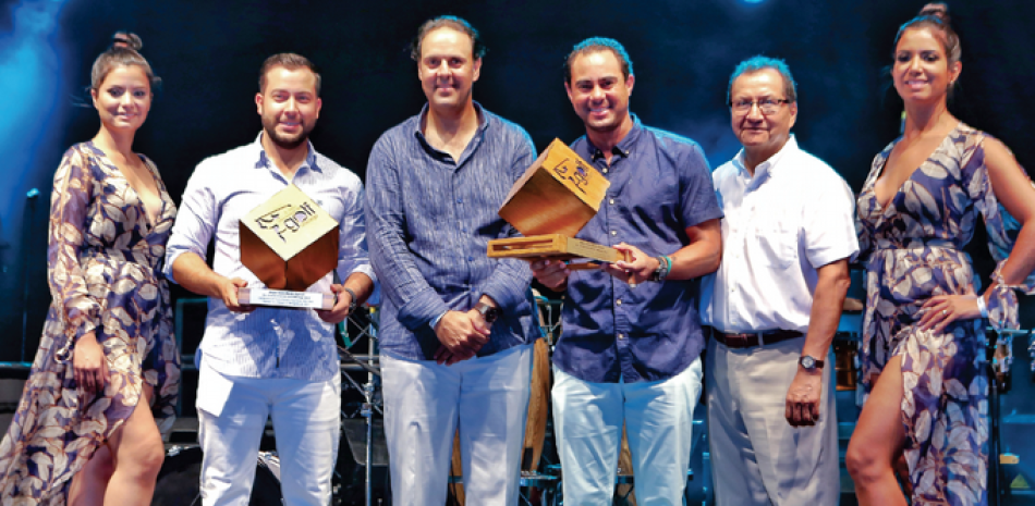 Ramón Rogelio Genao y Raúl Linares son premiados por Ramses Atallah y Luis Rojas, Presidente y VP de BM Cargo, respectivamente.