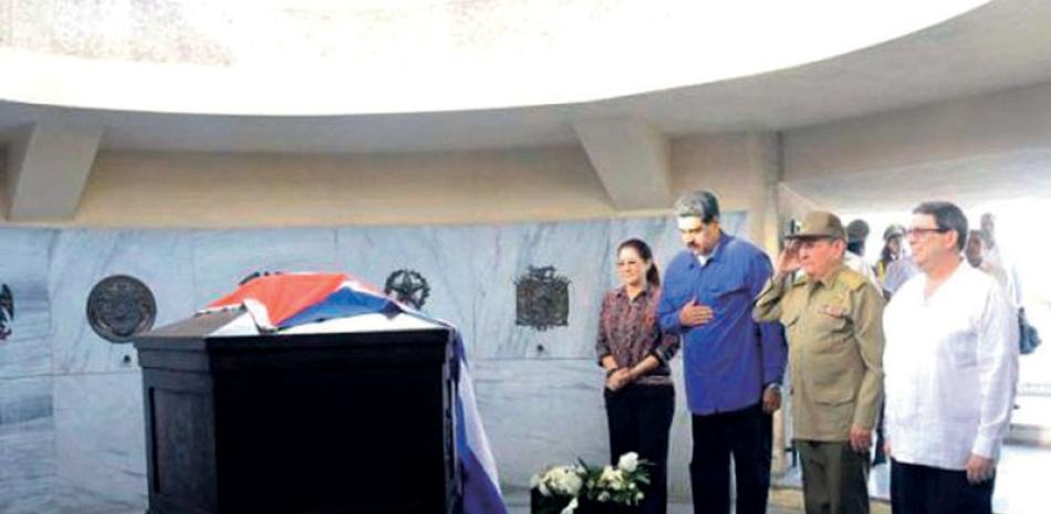 Maduro en Cuba. El presidente de Venezuela, Nicolás Maduro (2i), acompañado del mandatario cubano, Raúl Castro (2d), de su esposa, Cilia Flores (i), y del canciller cubano, Bruno Rodríguez (d), en la tumba del fallecido líder cubano Fidel Castro, en la ciudad de Santiago, ayer.