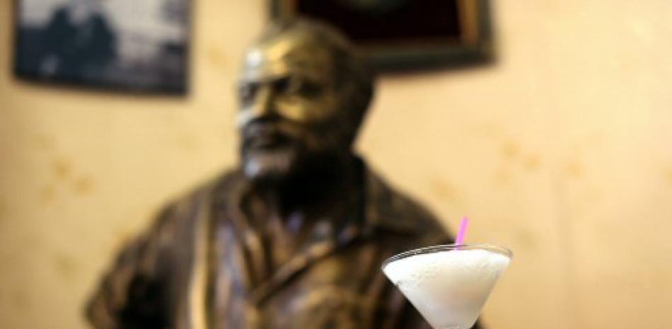 Un daiquiri recién elaborado es visto en frente de la estatua del escritor estadounidense Ernest Hemingway el miércoles 16 de agosto, en el famoso restaurante El Floridita, en la Habana (Cuba). (EFE/Alejandro Ernesto)