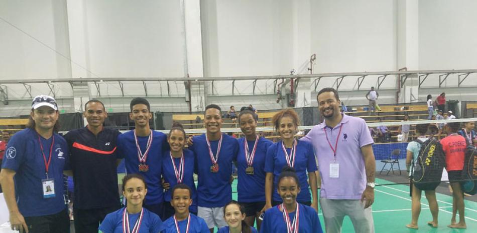Los medallistas quisqueyanos de la primera semana en el torneo de Bádminton del Caribe junto a Fauntley Garrido y Ariel Lockward.
