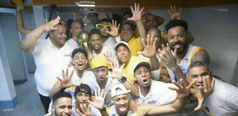 Jugadores de los Metros de Santiago celebran el título de campeón del torneo de la LNB 2017, luego de superar a los Leones de Santo Domingo 94-87, en el quinto partido de la serie final pactada al mejor en siete juego.