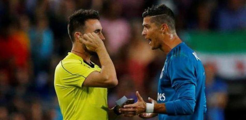 Cristiano Ronaldo empujó a un arbitro.