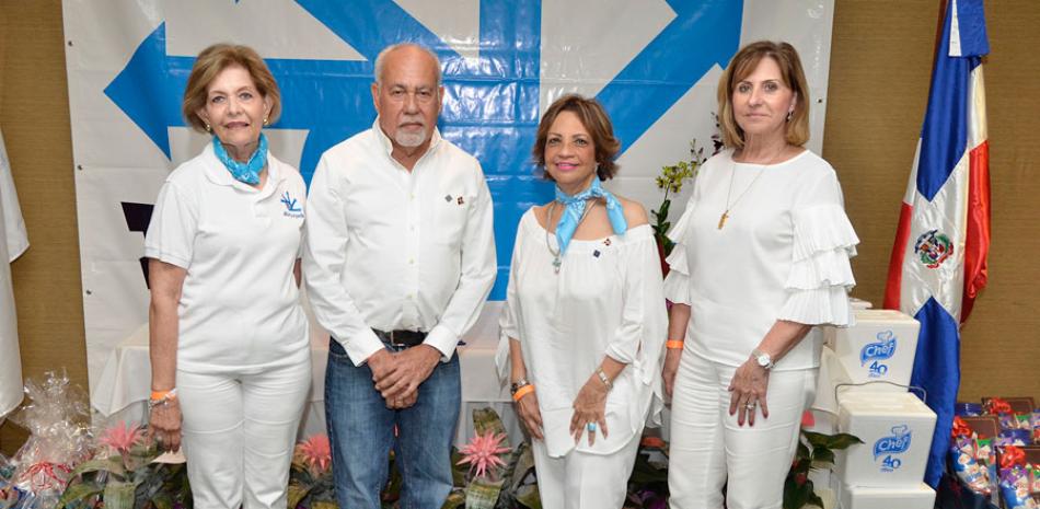 Paula de Méndez, Danny Méndez, Angélica de Ginebra y Claudia Rivas.