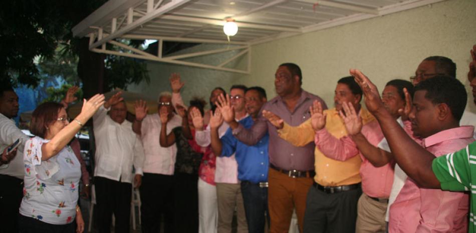 Dato. Integrantes de la Coordinadora por la defensa de Punta Catalina, mientras eran juramentados por la gobernadora provincial Nelly Melo.