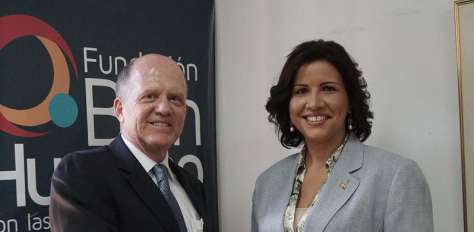La vicepresidenta Margarita Cedeño junto al presidente de la Junta de la Fundación Bien Humano, Fernando Restrepo Restrepo.